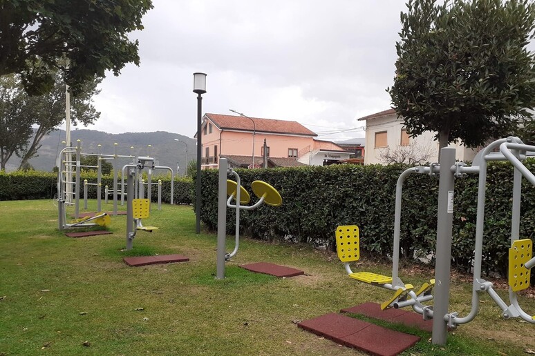 Nuovo spazio fitness a cielo aperto in villa comunale: la seconda palestra outdoor di Sassano