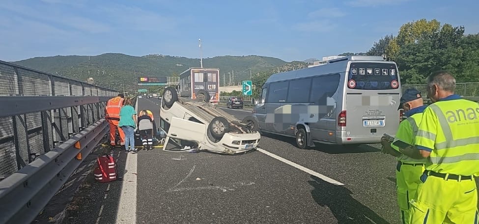 Auto ribaltata lungo l’A2: rallentamenti