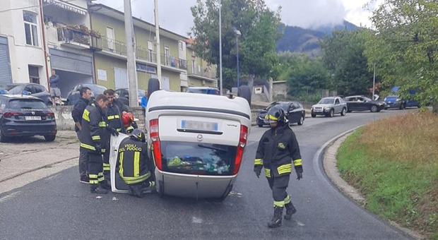 Incidente tra Vallo della Lucania e Novi Velia: una donna e i suoi bambini coinvolti