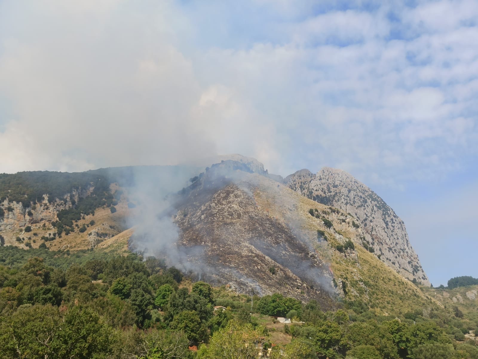 Ancora fiamme a San Giovanni a Piro | FOTO