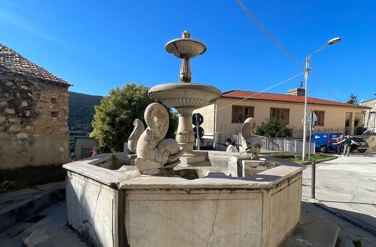 Capaccio Paestum, via al restauro della monumentale fontana dei Delfini