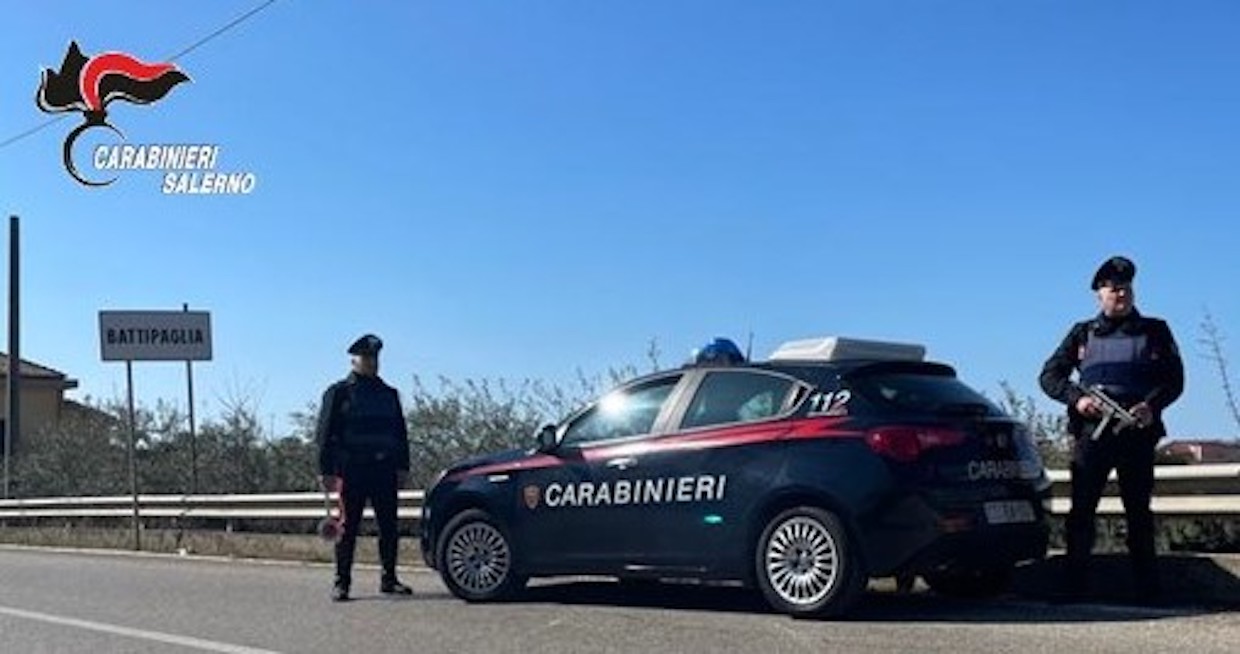 Ruba un’auto e aggredisce i carabinieri: 30enne in manette