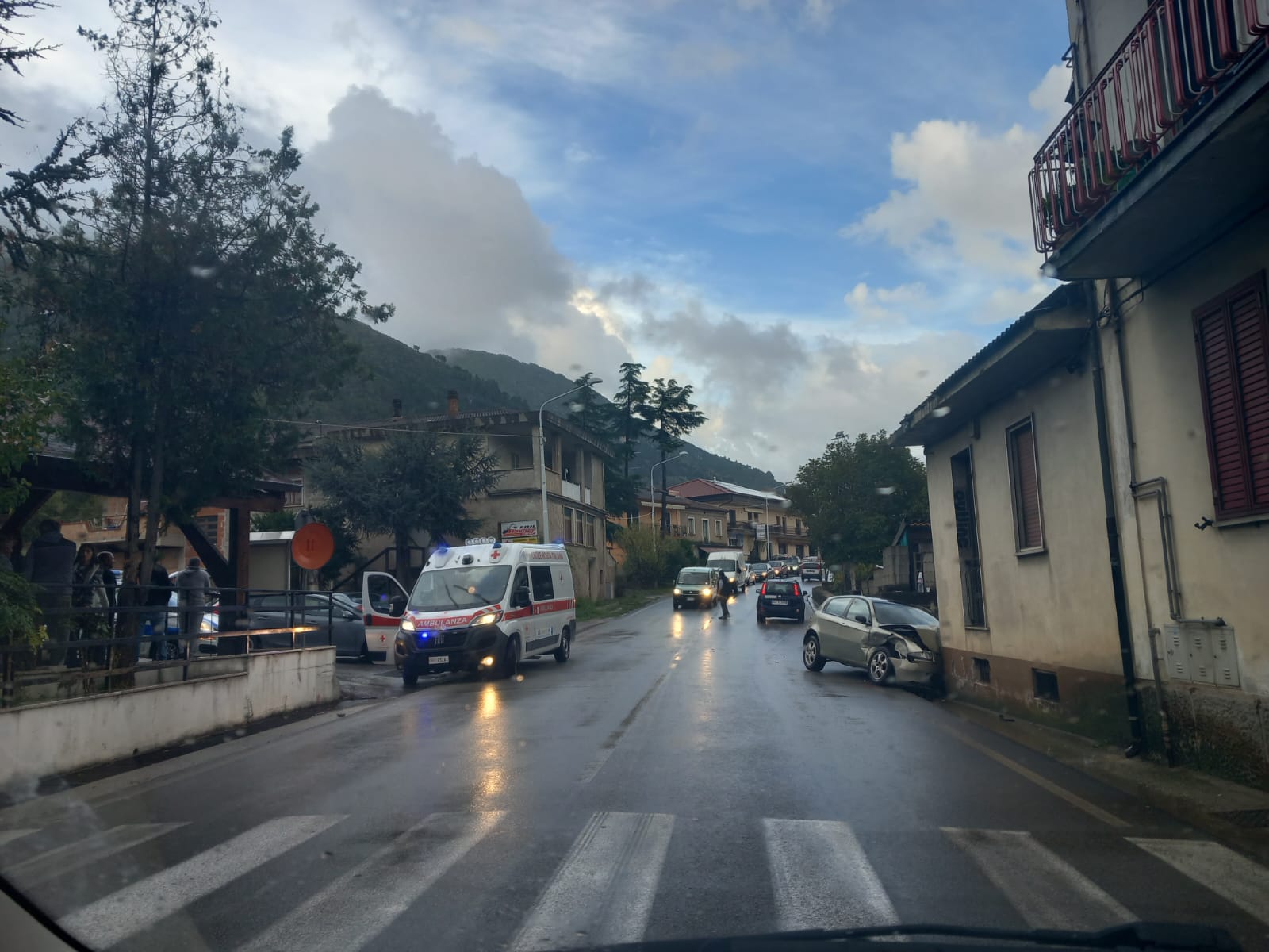 Sala Consilina, perde il controllo dell’auto e sbatte contro una casa