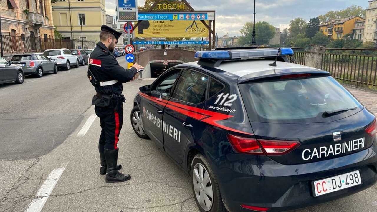 Insegue e insulta ex compagna mentre va a denunciarlo: arrestato dai carabinieri