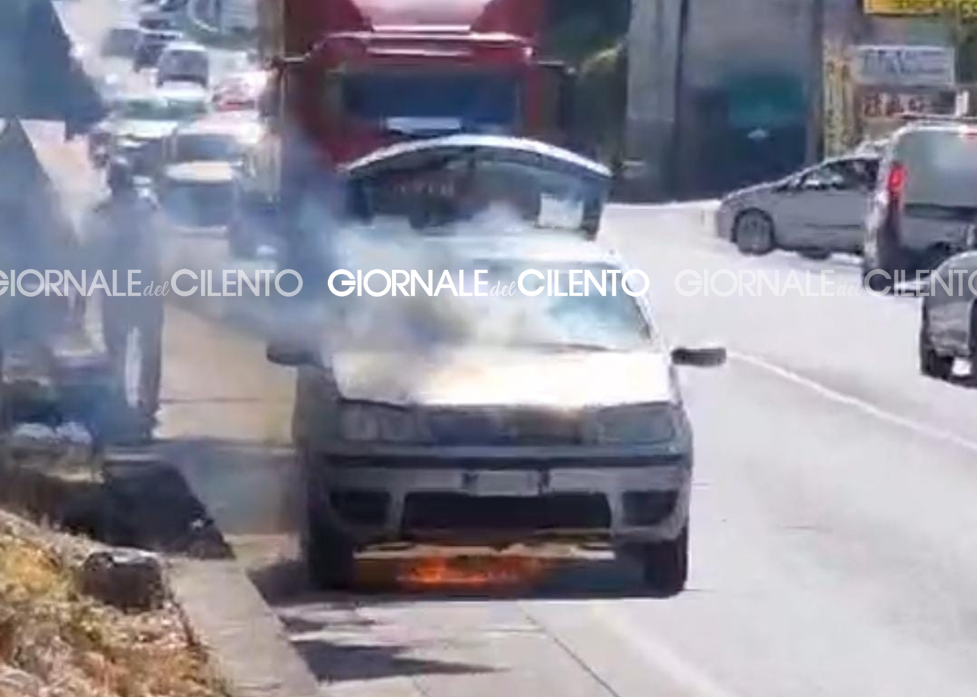 Atena Lucana, auto in fiamme: evitato il peggio
