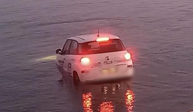 Disavventura a Pioppi, auto a noleggio finisce in mare