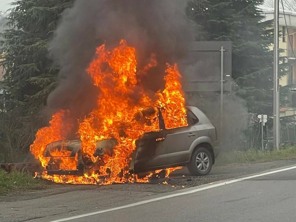 Incendia auto ex moglie: 50enne in manette