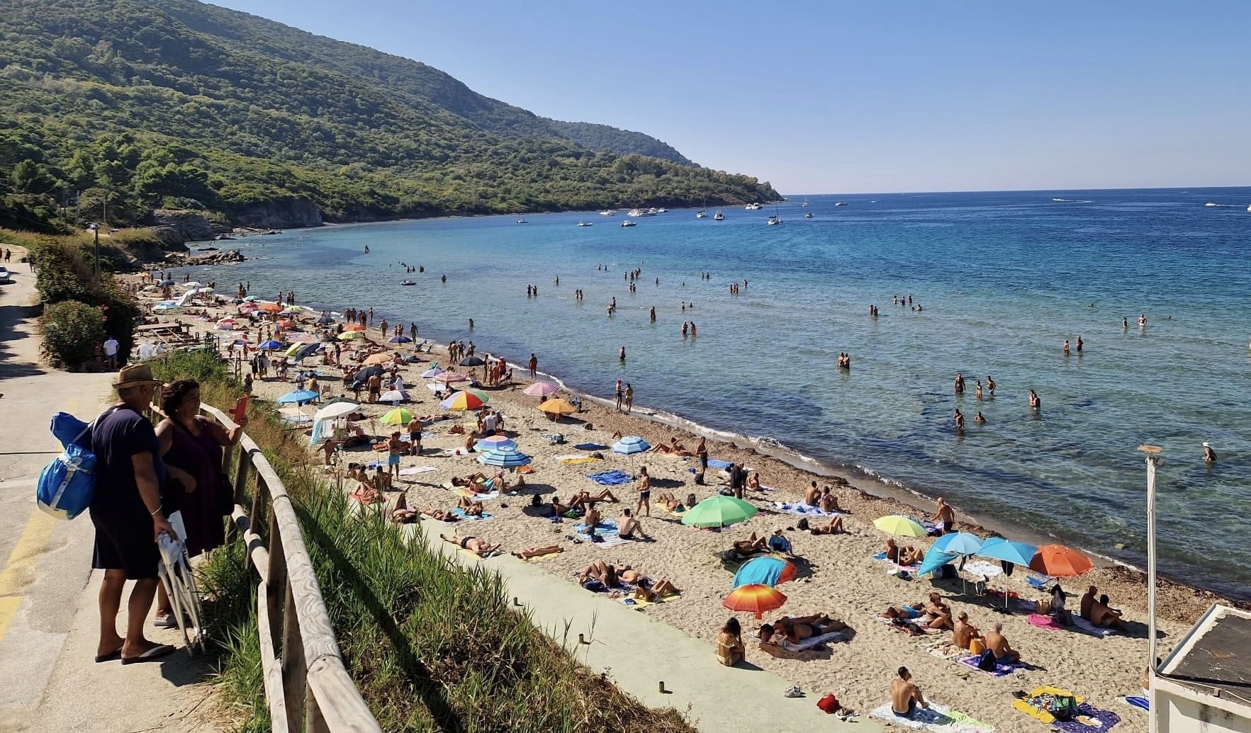 Agropoli, in spiaggia come ad agosto. Sindaco: «Un orgoglio vederla così»