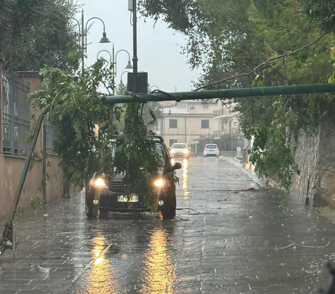 Maltempo a Castellabate, cade il palo dell’illuminazione