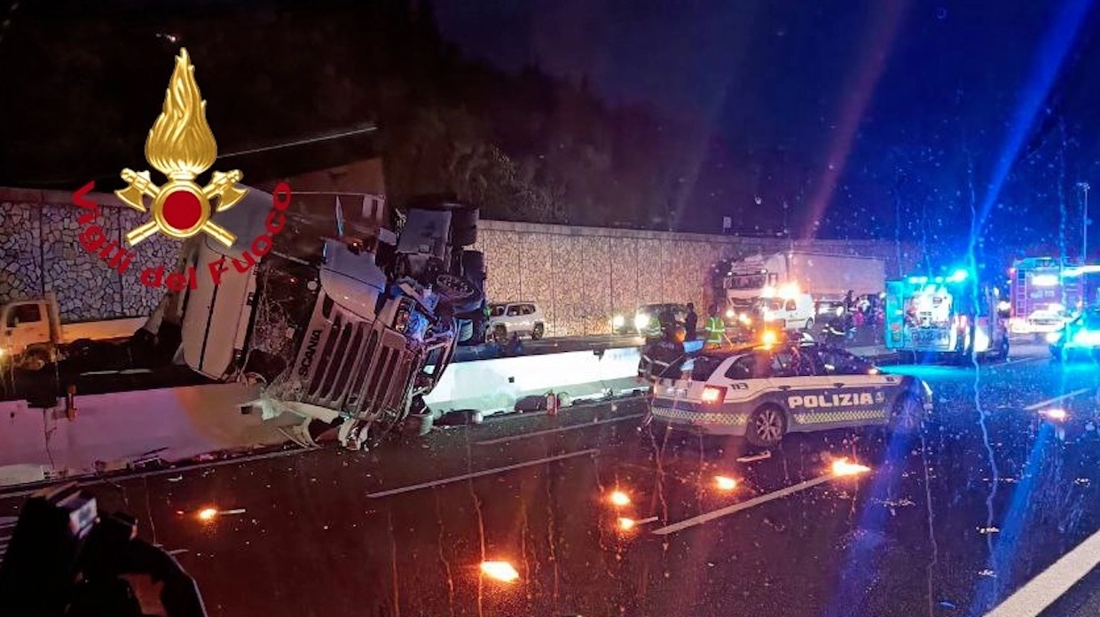 Esplode pneumatico, camion si ribalta e travolge le auto: ferita coppia di cilentani