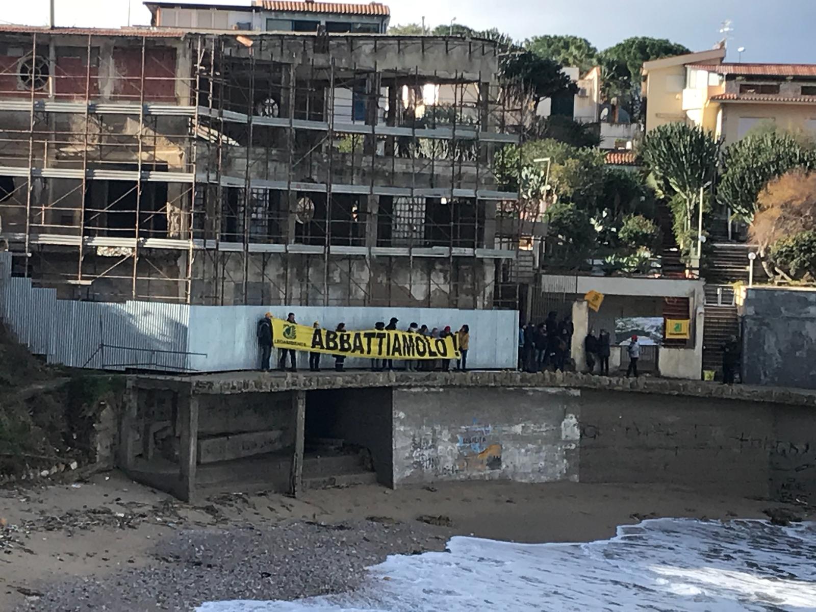 Abusivismo edilizio, report Legambiente: «In Campania si fa fatica a demolire». Tutti i dati