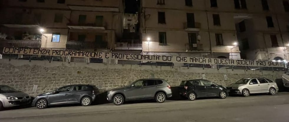 L’indignazione dei tifosi del Sala Consilina, gli striscioni: «Società inadeguata»