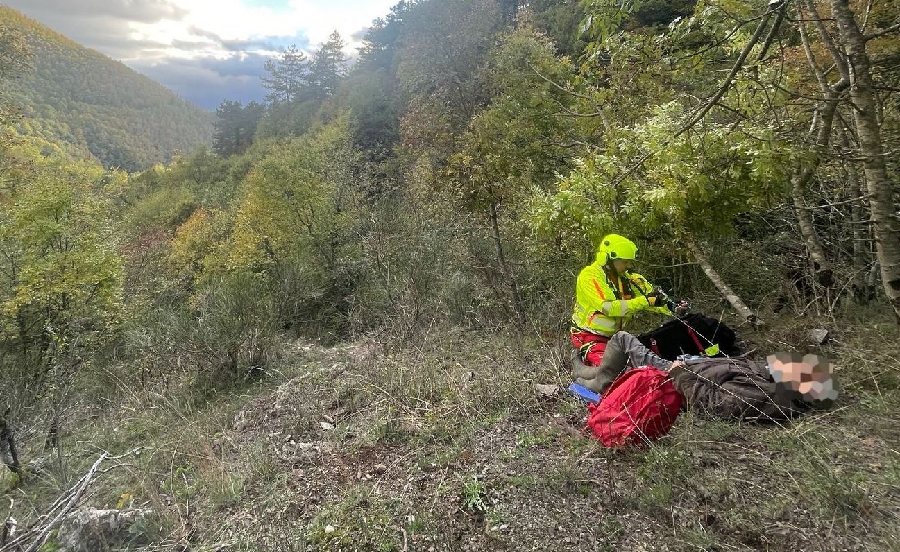 Anziano cerca funghi nel Vallo di Diano, si perde e cade in un dirupo: ritrovato con l’elisoccorso