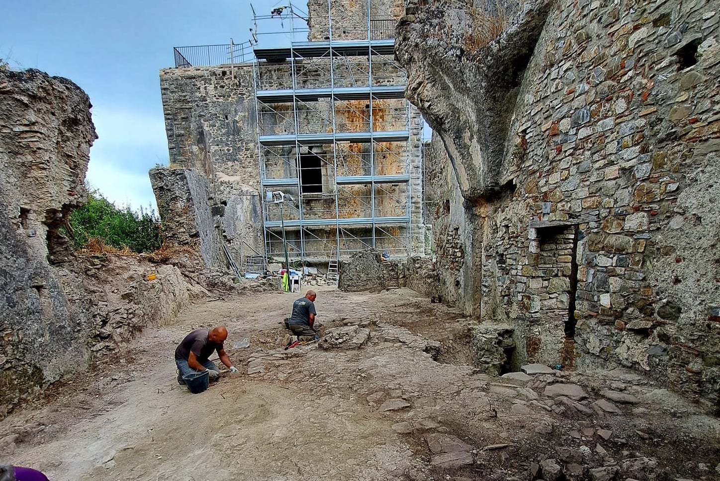 Restauro e scoperte archeologiche, nuovi ritrovamenti al castello di Policastro