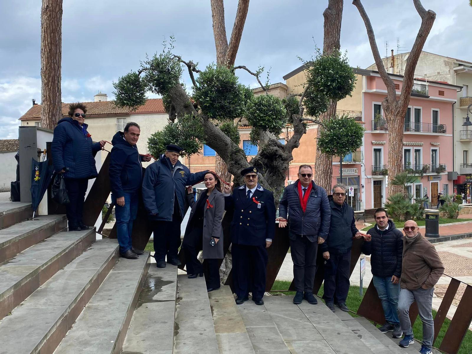 Castellabate, una cima rossa davanti al municipio contro la violenza sulle donne