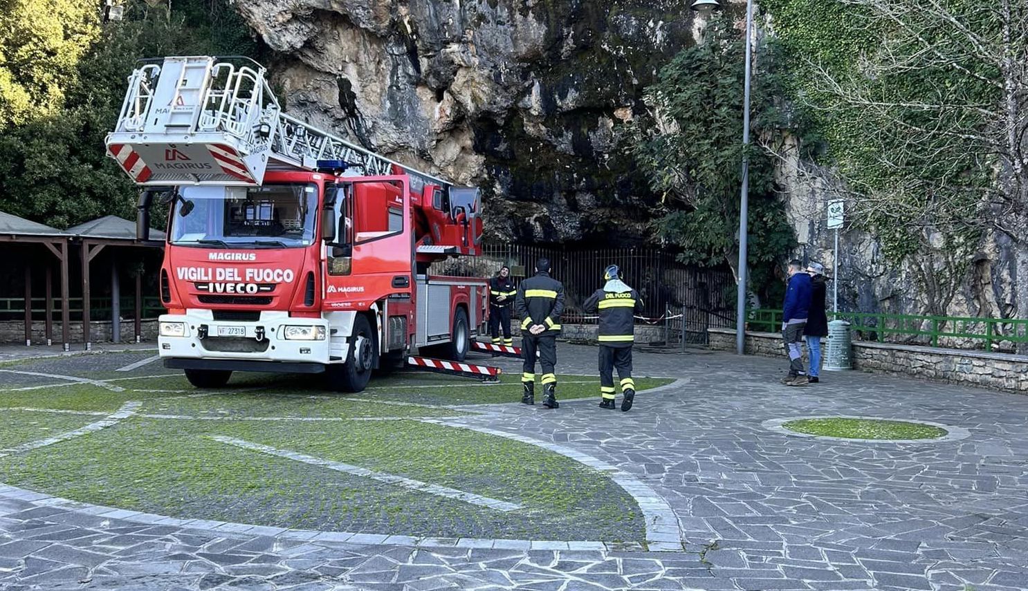 Pietre giù dalla roccia, verifiche sul costone all’ingresso delle grotte di Castelcivita