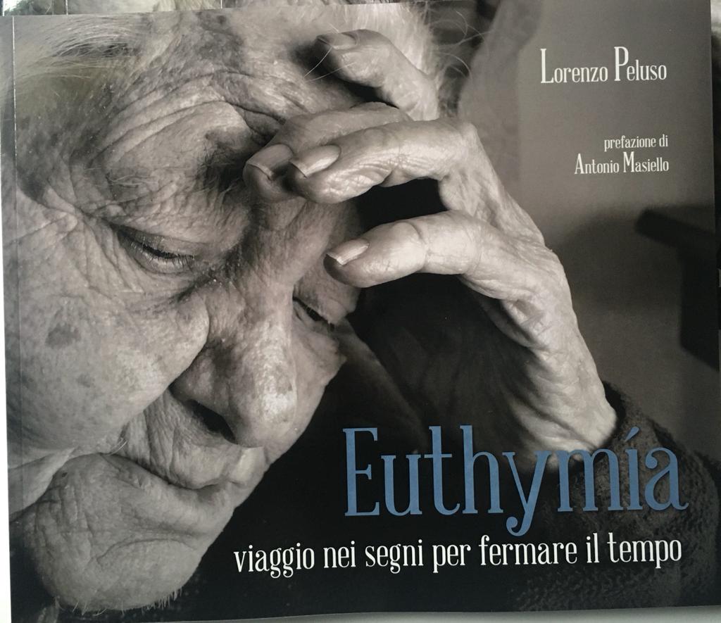 «Euthymía», il libro fotografico di Peluso tutto al femminile: racconta 44 storie di ultraottantenni