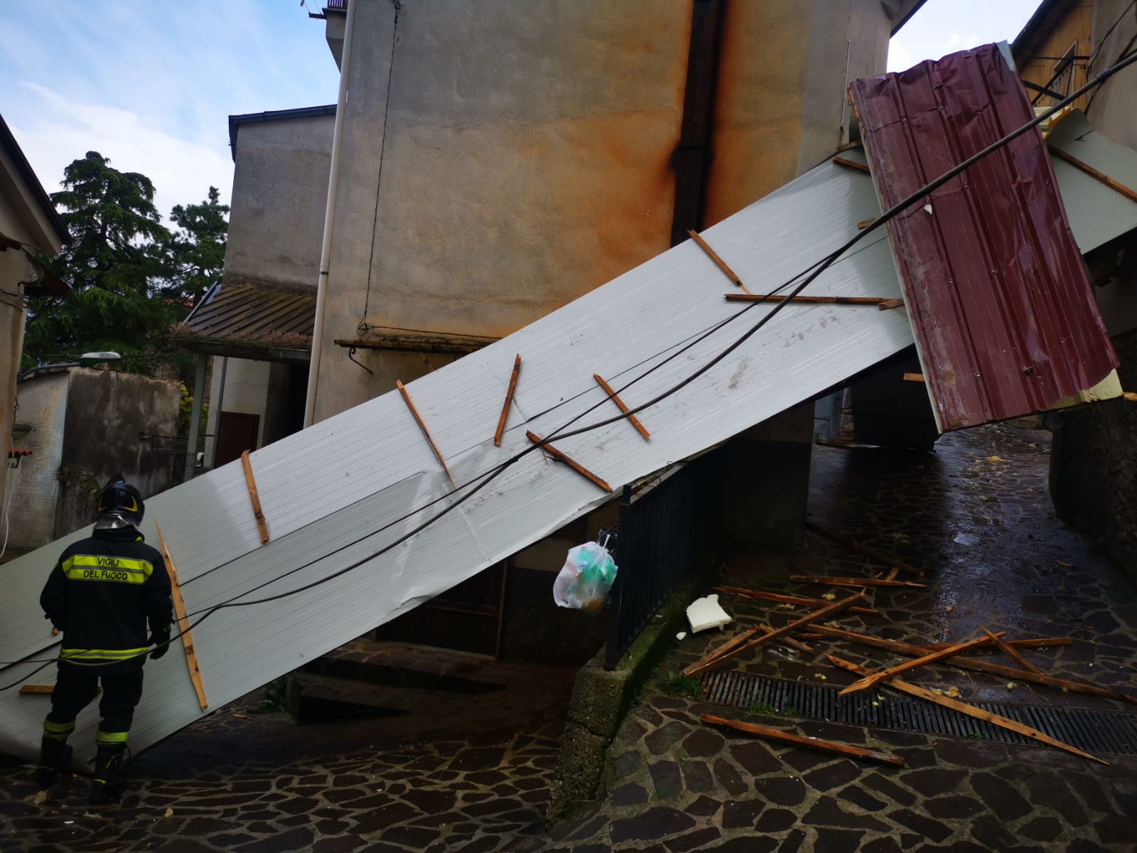 Maltempo, forte vento colpisce Sassano: albero sradicato e tettoia scoperchiata