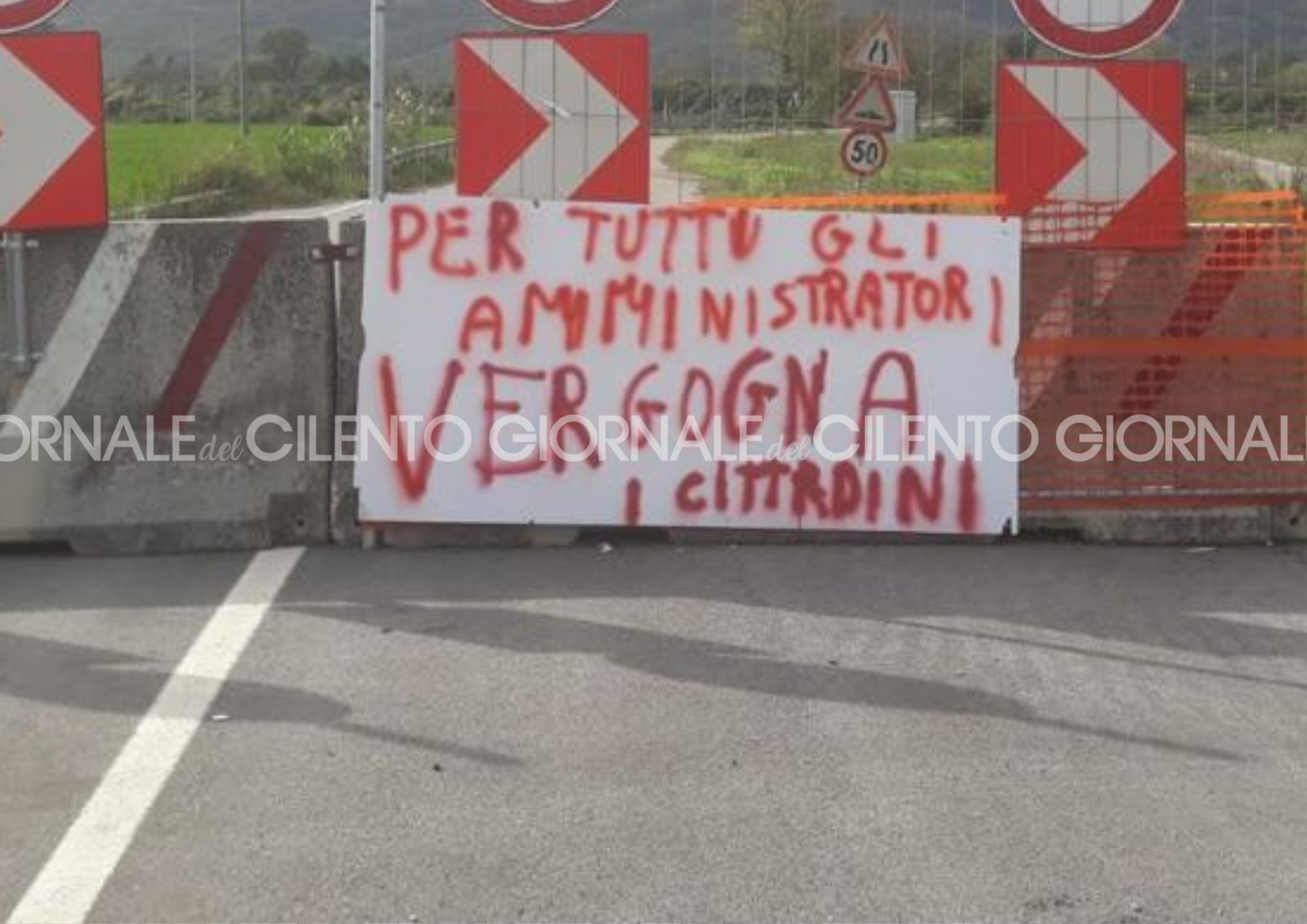 «Promesse e passerelle» per il ponte di Caiazzano: la rabbia dei cittadini in uno striscione