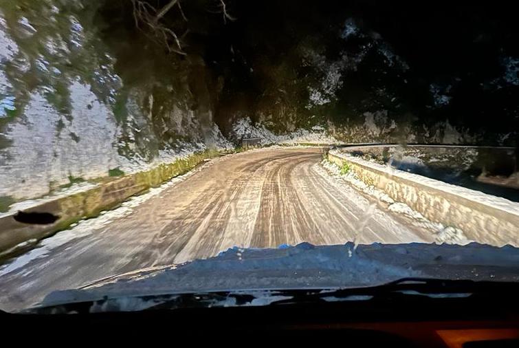 Due auto bloccate nel ghiaccio tra Caggiano e Salvitelle: salvati dai volontari Gopi