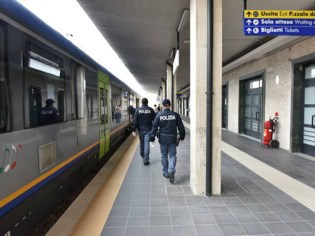 Pratica autoerotismo sul treno: 25enne nei guai