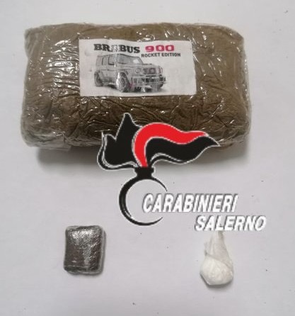 Sorpreso con cocaina e hashish tenta la fuga: arrestato