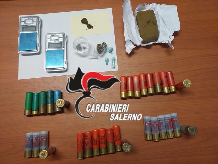 Novi Velia, arrestato un giovane per spaccio e detenzione illegale di munizioni
