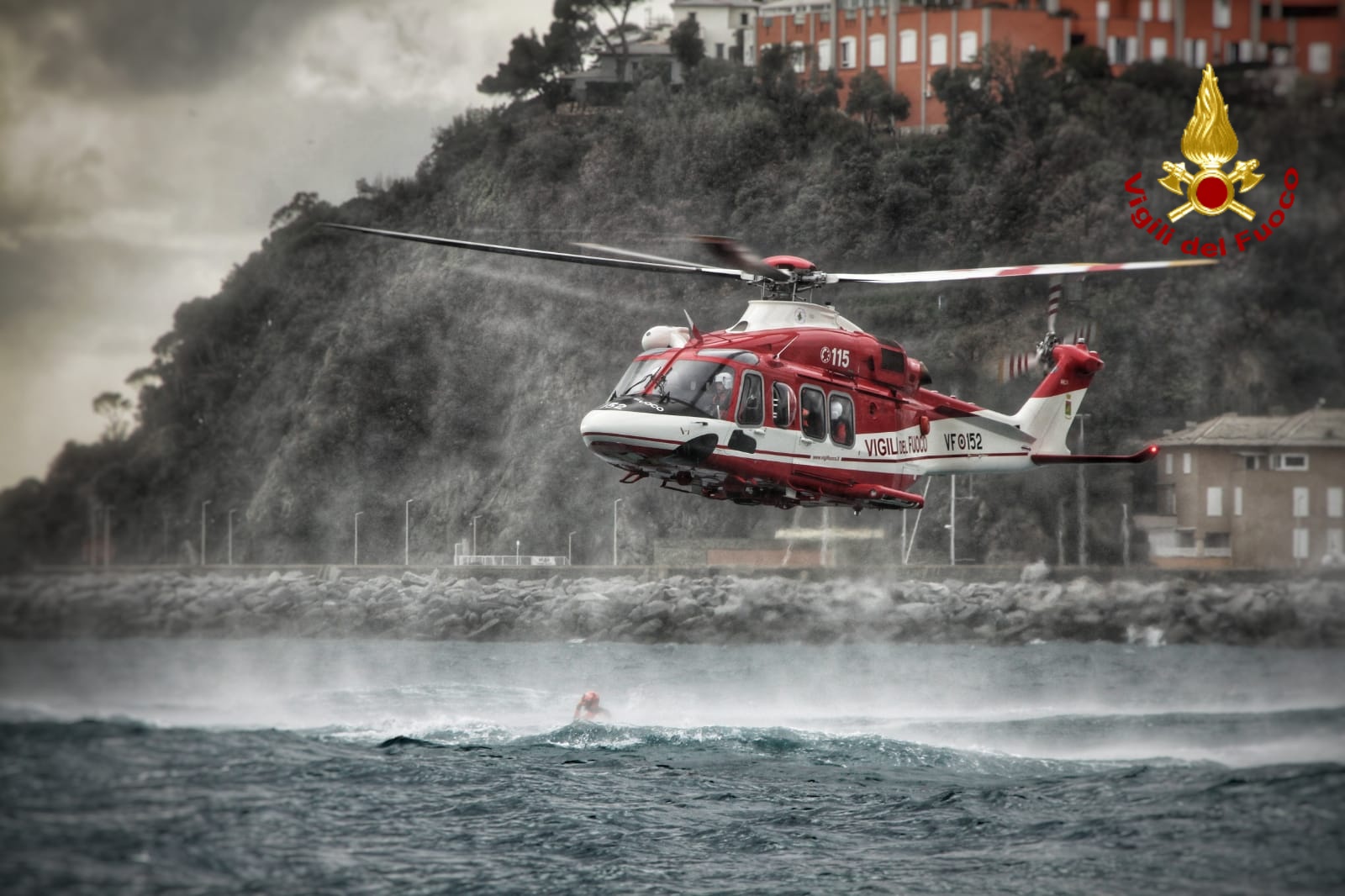 Sapri, pescatore scivola sugli scogli: soccorso da vigili del fuoco