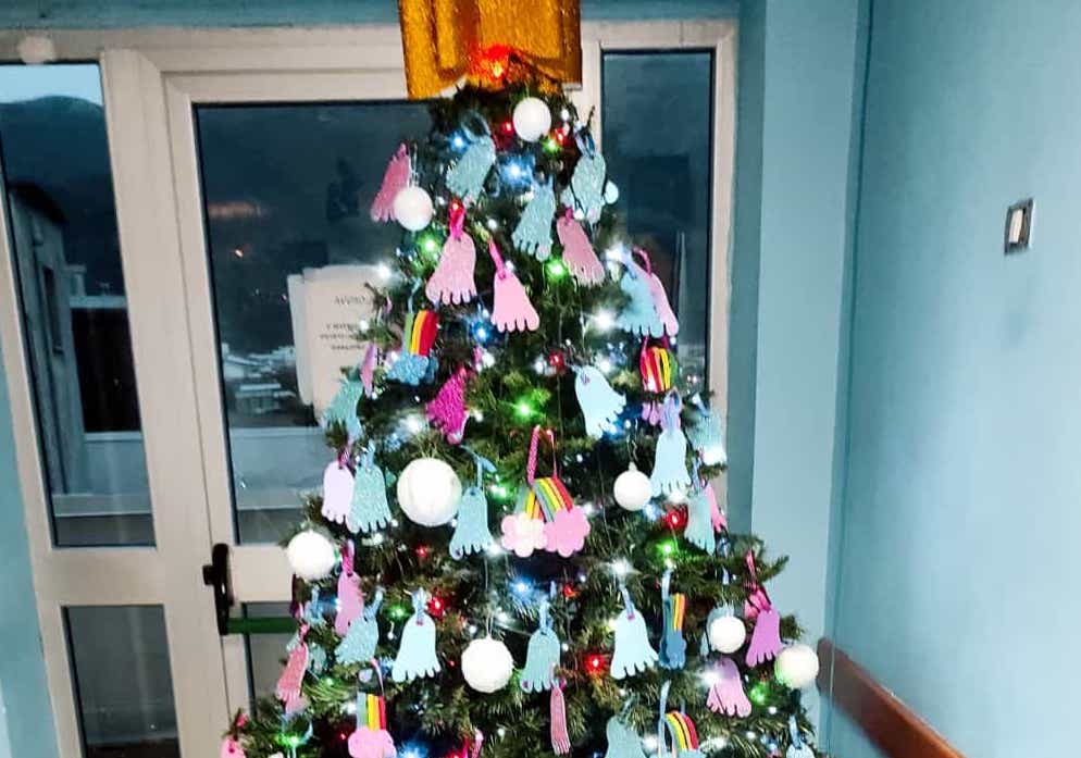Sapri, l’albero di Natale con i piedini dei bimbi nati nel reparto di Ostetricia e Ginecologia