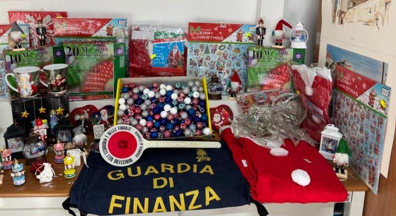 Blitz della Guardia di Finanza ad Agropoli: scoperti e multati negozi natalizi con prodotti «pericolosi»