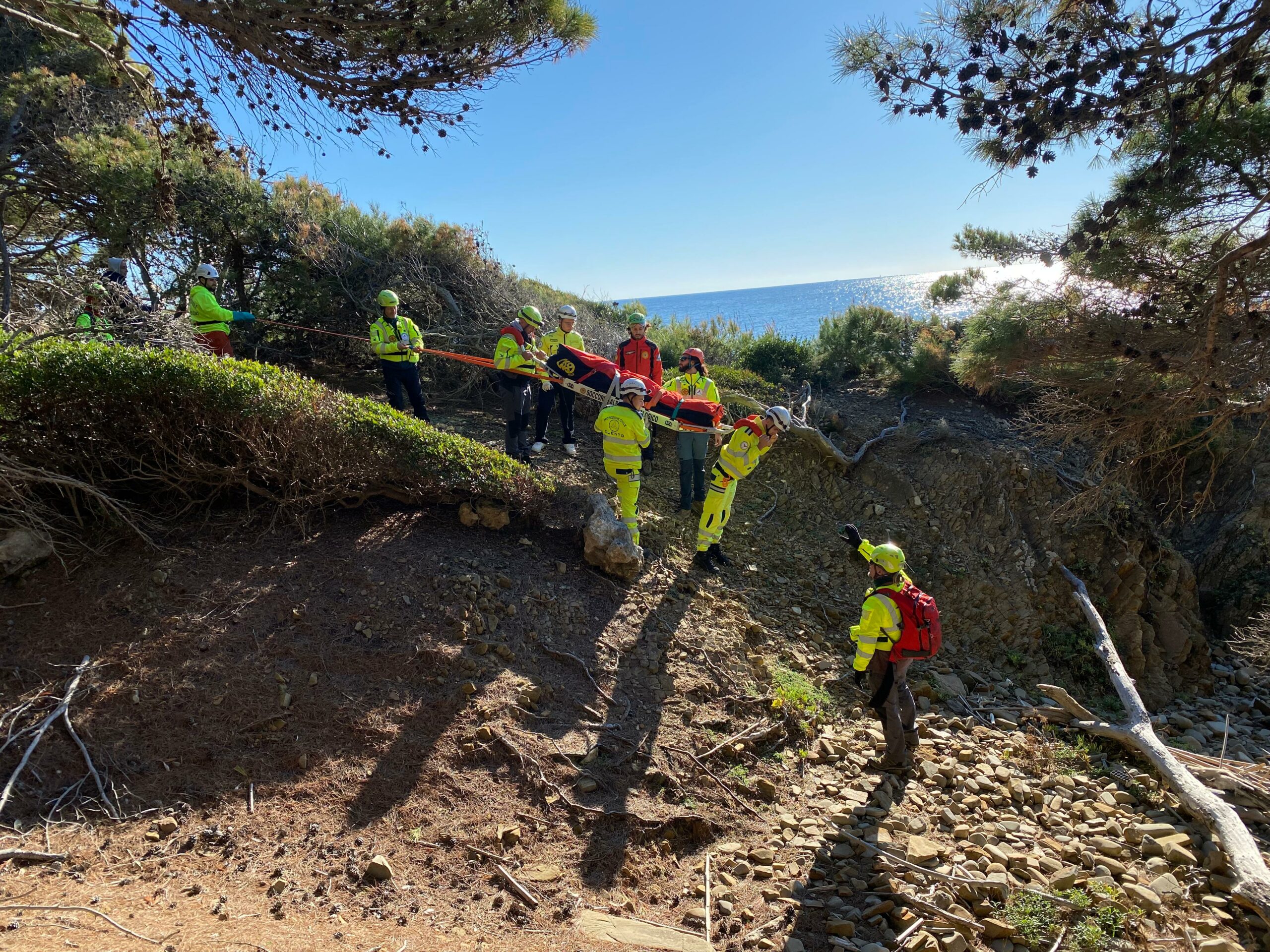 Esercitazioni di recupero in ambienti impervi: i volontari della Protezione civile Cilento – Castellabate si preparano a ogni sfida