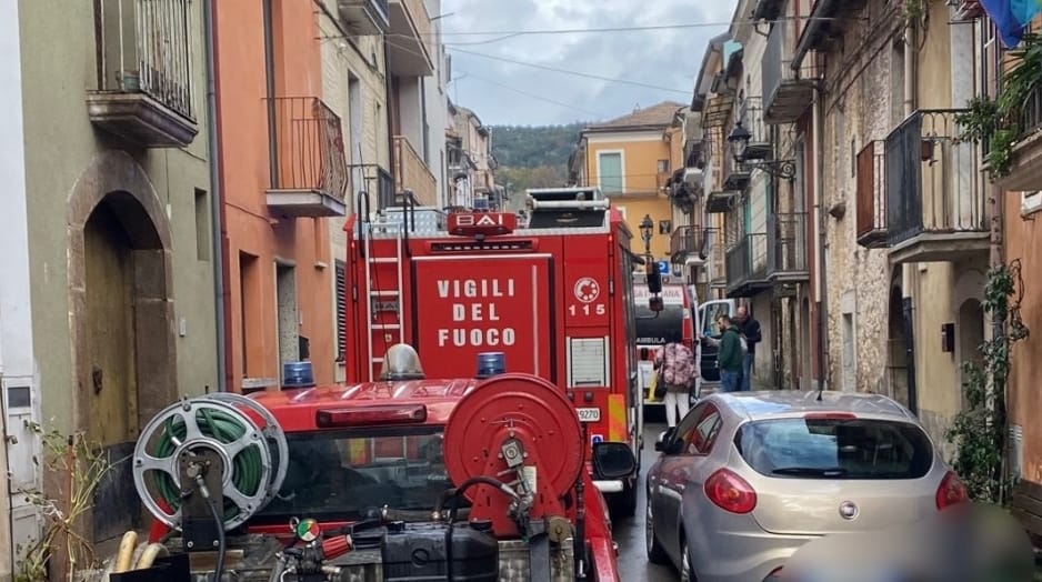 Malore in casa: anziana salvata dai Vigili del Fuoco chiamati dai vicini