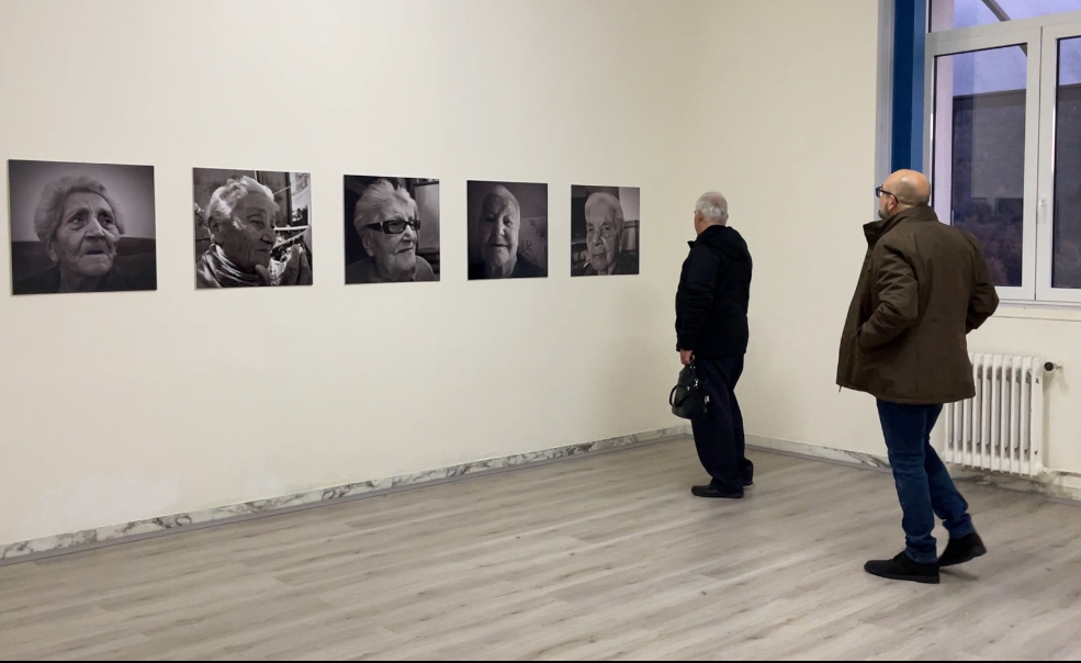 Sanza, emozioni all’inaugurazione della mostra ‘Le forme del tempo’: protagoniste 44 volti di donne d’altri tempi