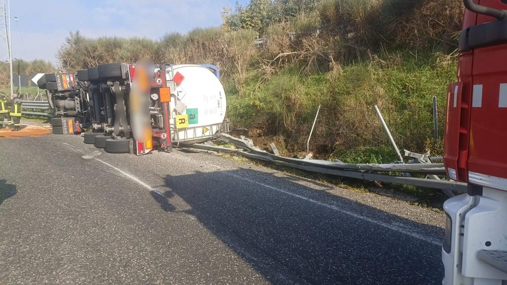 Cisterna con liquido infiammabile si ribalta sull’autostrada ad Atena Lucana