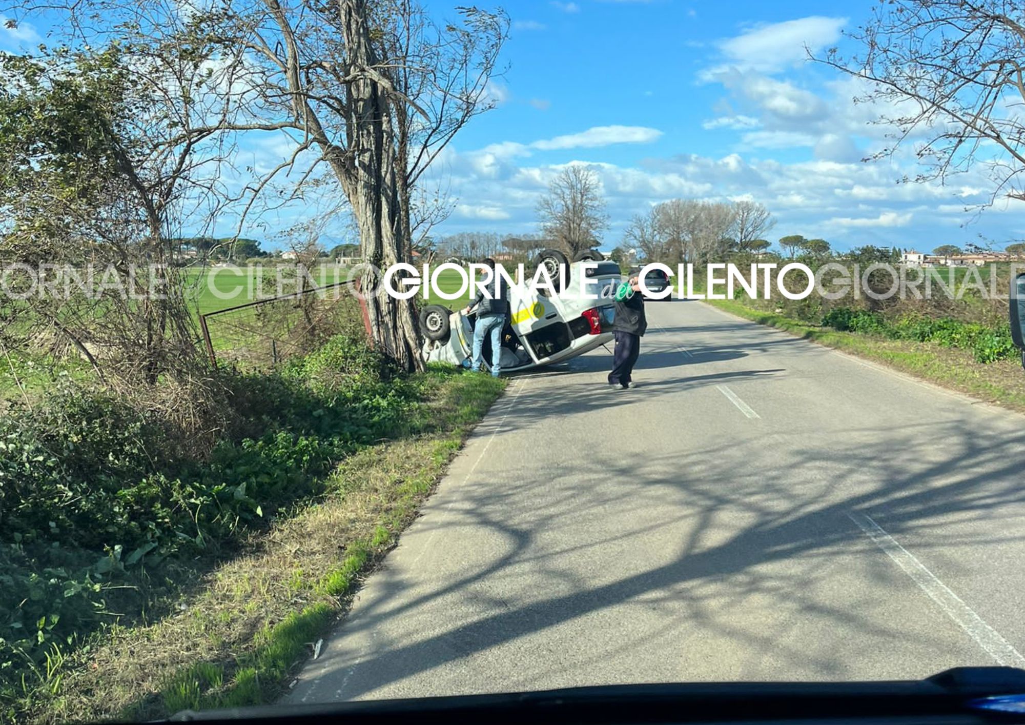 Cilento, auto delle Poste Italiane si ribalta: ambulanza sul posto