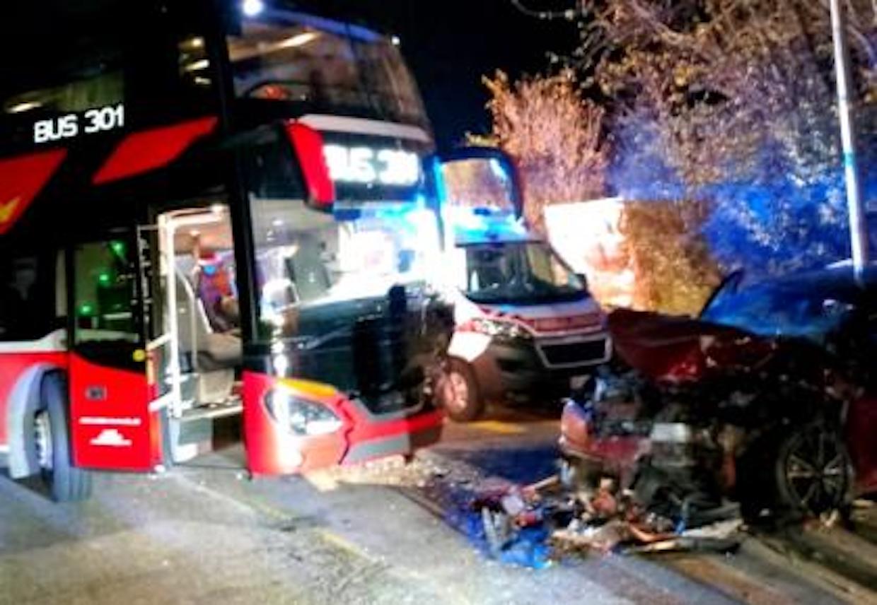 Ennesima tragedia sulla strada, auto contro pullman: due morti