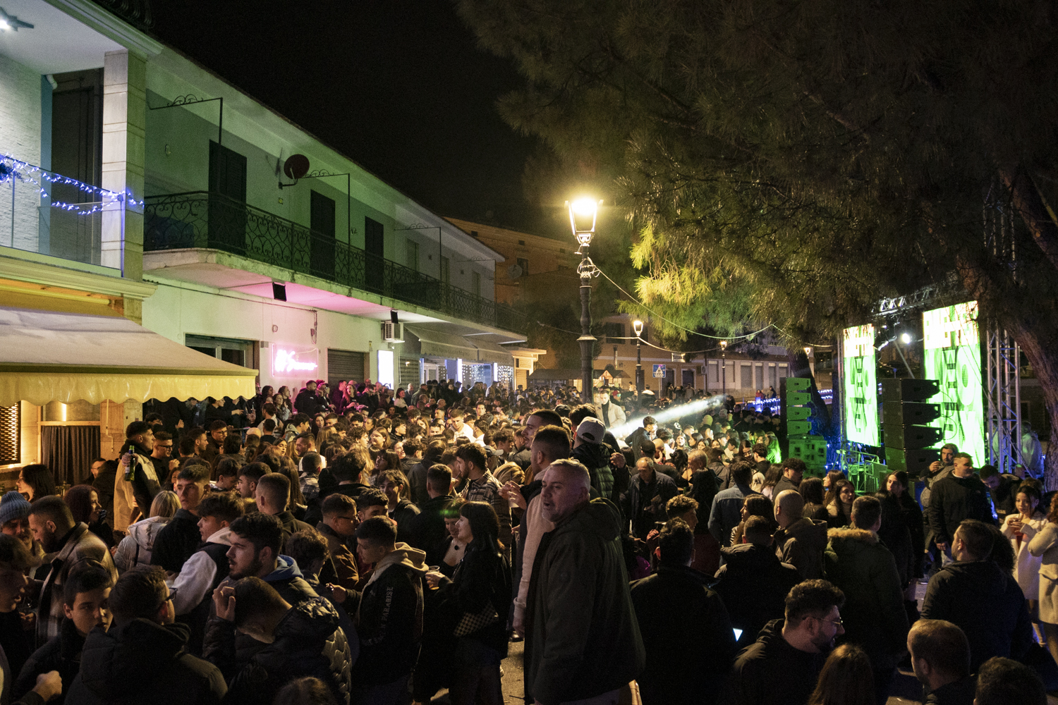 Marina di Camerota, tutto pronto per Memories 2000: migliaia di persone per un party spaziale