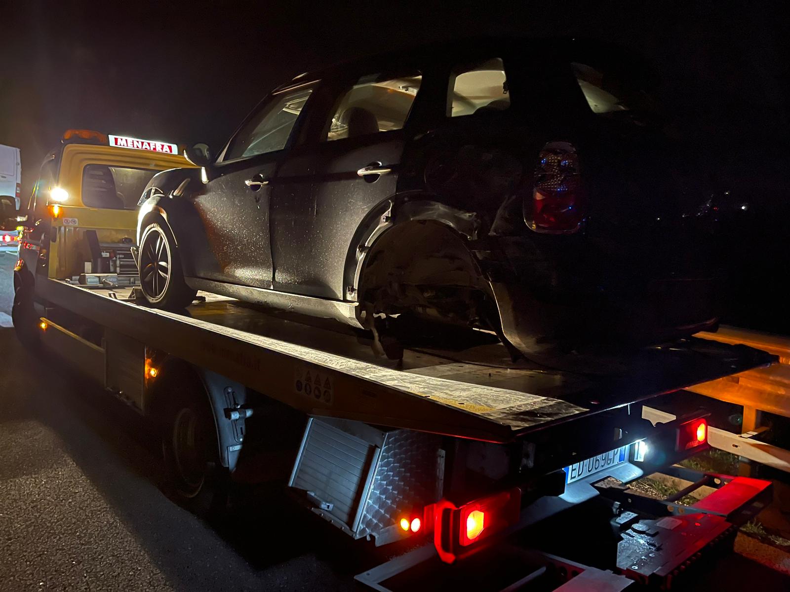 Scontro tra auto e un furgone in autostrada allo svincolo di Polla, un ferito