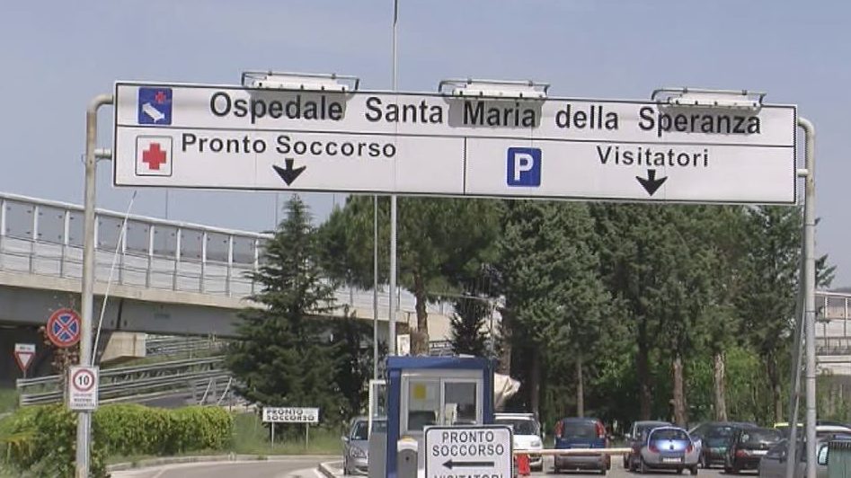 Ricoveri in barella lungo i corridoi nei reparti dell’ospedale di Battipaglia: scatta la denuncia della Fials