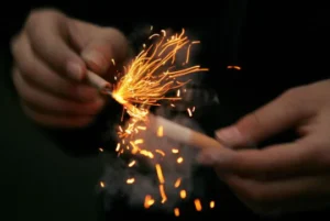 Buonabitacolo, petardo esplode sotto un’auto: illesa una famiglia