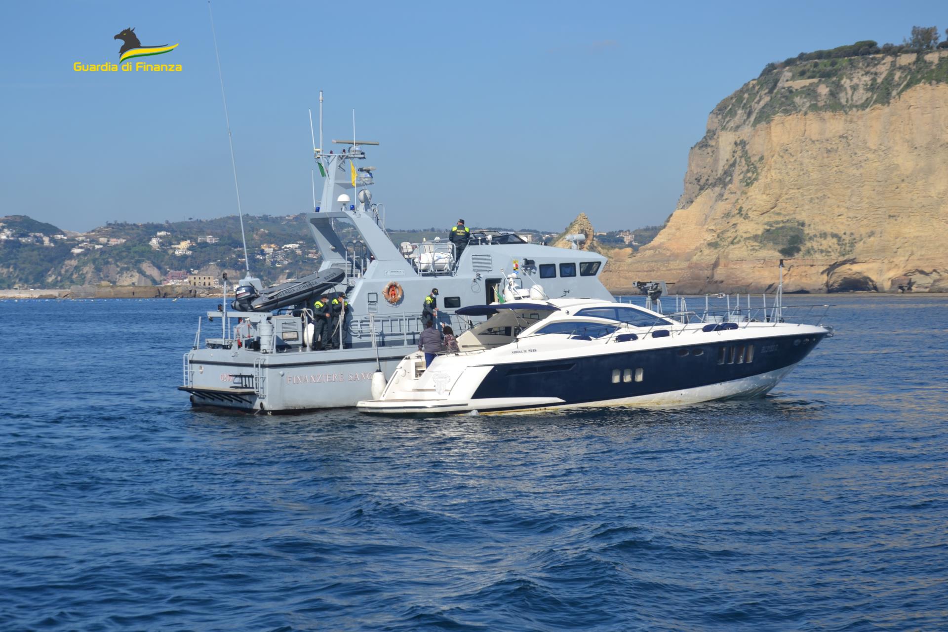 Golfo di Policastro, blitz Finanza noleggio barche turisti: multe per 400 mila euro. In 123 nei guai