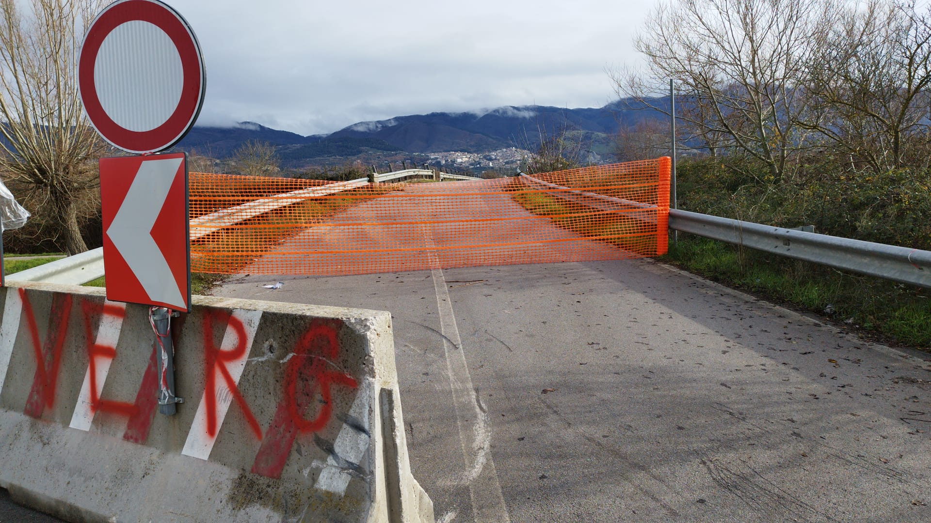 Operai sul ponte di Caiazzano dopo le proteste dei cittadini per l’avvio dei lavori tanto attesi