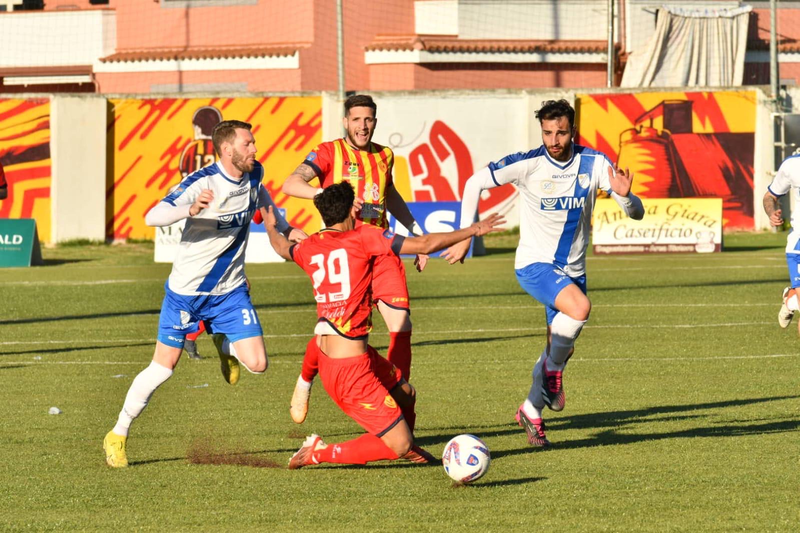 Calcio, il Matera batte la Polisportiva Santa Maria: pioggia di cartellini