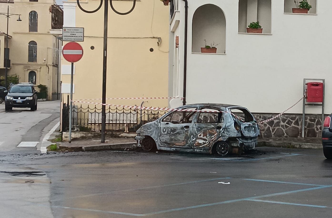 Villammare, auto avvolta e distrutta dalle fiamme nella notte