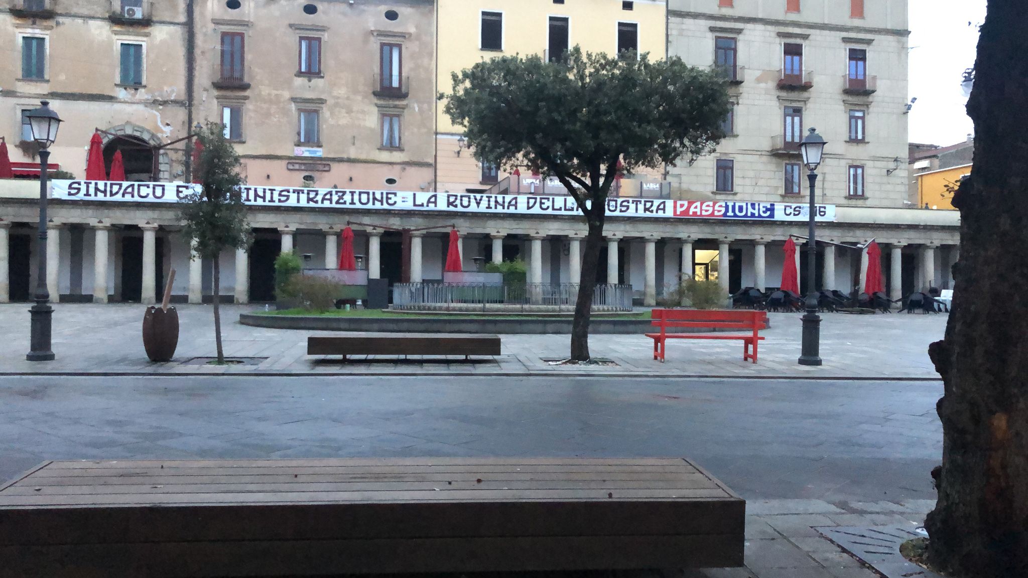 Vallo della Lucania, striscione in piazza: «Sindaco e amministrazione la rovina della nostra passione»