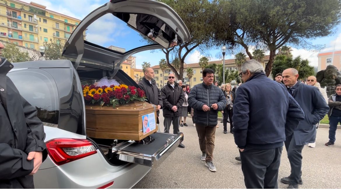 Tragedia Agropoli, al funerale di Vincenzo Carnicelli la figlia di 13 anni con i compagni di classe