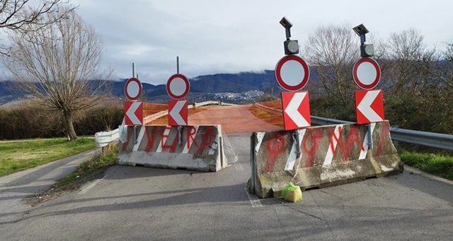 Ponte Caiazzano, affondo di Tommasetti: «Finora solo passerelle»