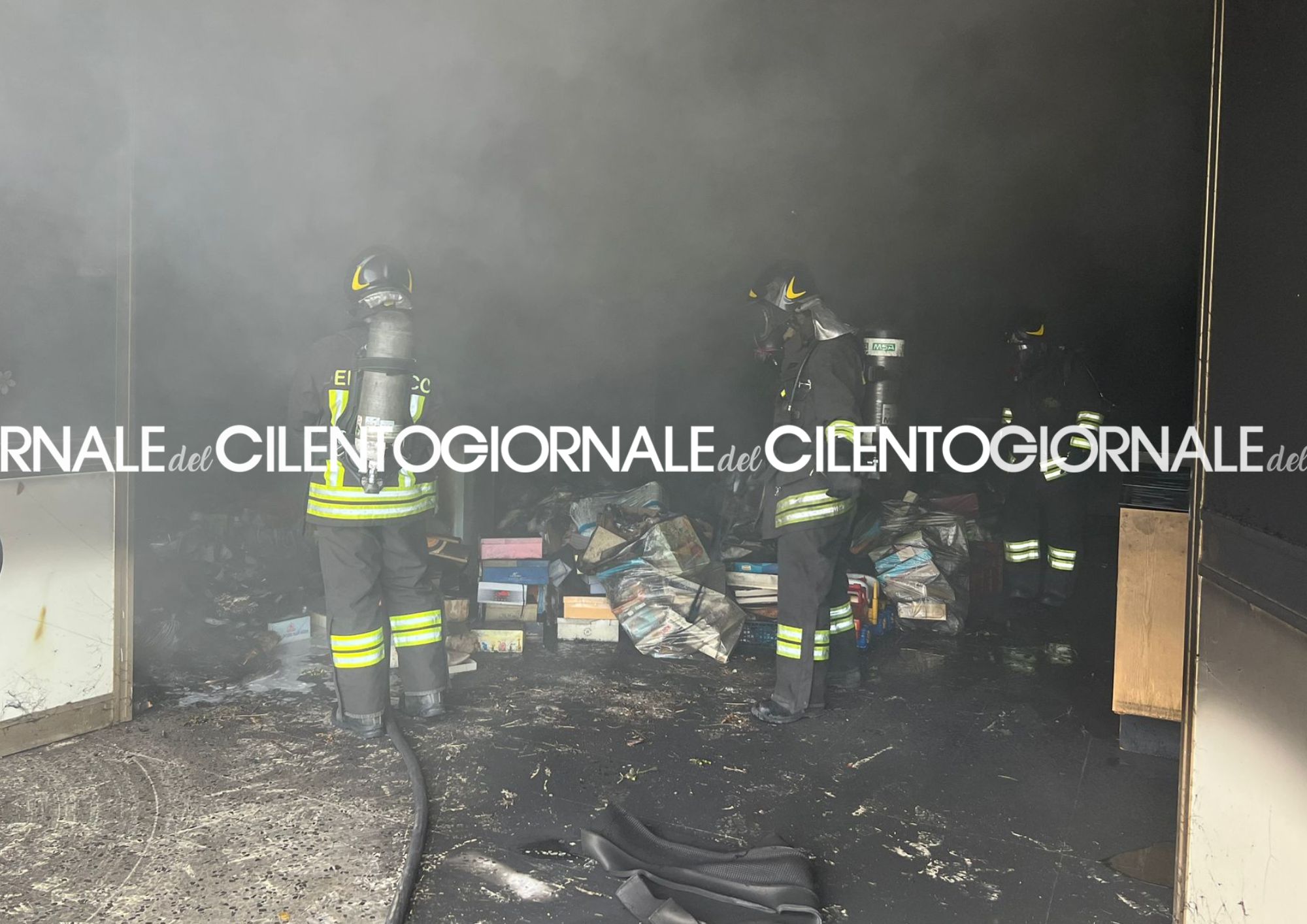 Paura a Roccadaspide, incendio in un deposito sotto gli uffici postali