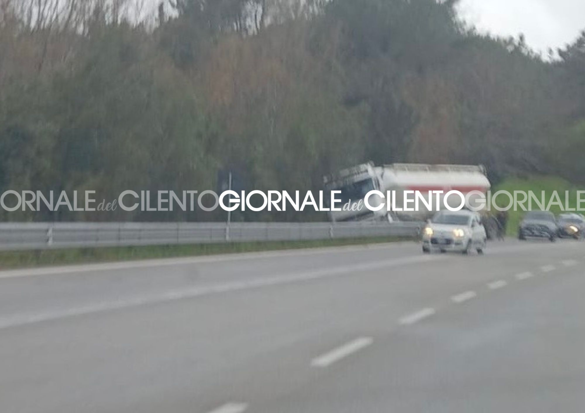 Camion cisterna finisce fuori strada sulla Cilentana