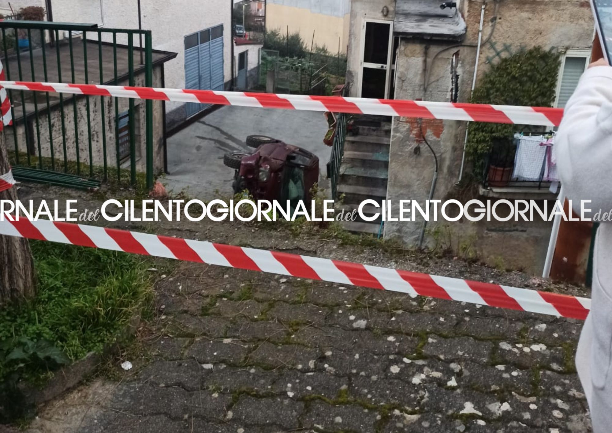 Pauroso incidente a Monte San Giacomo: auto sfonda ringhiera e sfiora abitazione